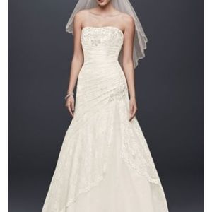 Sz 6 strapless wedding dress. Never worn! Still has the tags on it!